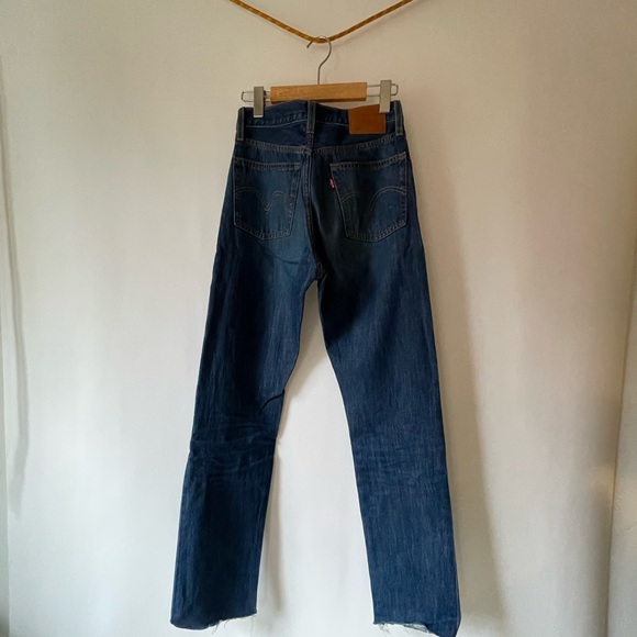 Levi’s 501 in a medium blue - Picture 2 of 3